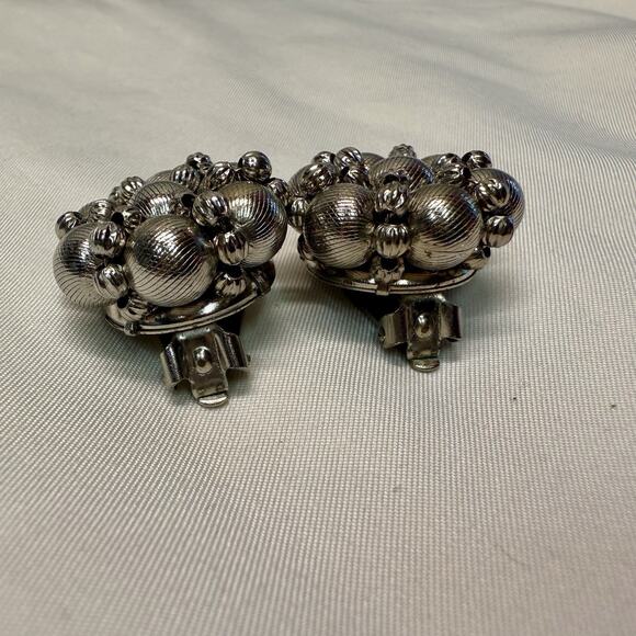 Vintage Silver Ball Cluster Clip Earrings Retro Textured Beads 60s Statement - Picture 5 of 5